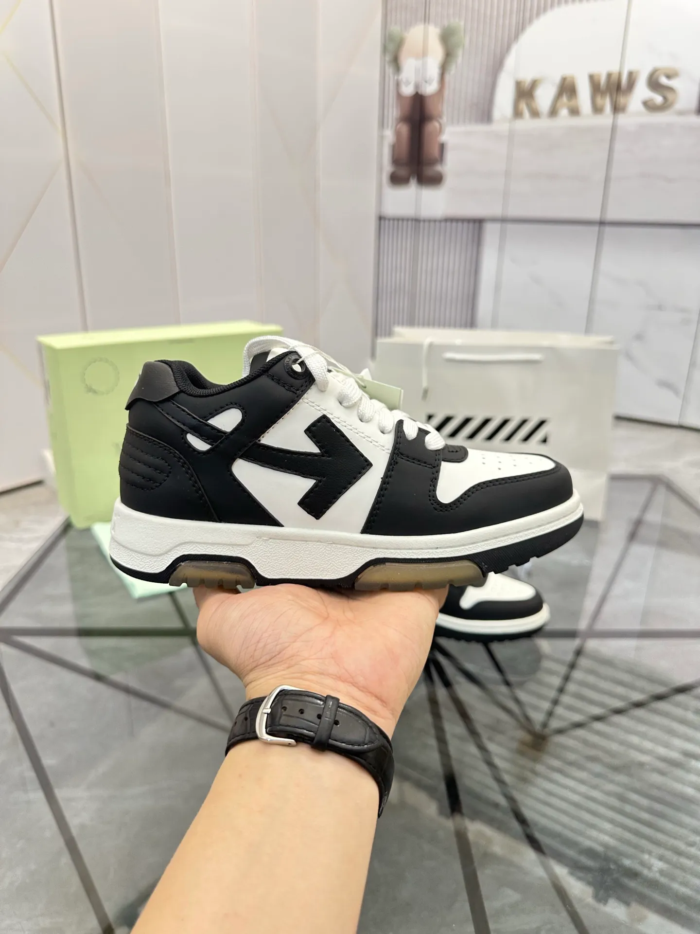 Selling men's shoes 💰: 💰P560¥ High-end top quality (leather buckle plus 10) Product trademark: OFF WHITE * "OFF WHITE*" low-top casual shoes Regular size: 35-45 (can be customized to 46) Couple style Product material: imported first-layer cowhide leather upper, breathable lining, original outsole. No.: H203